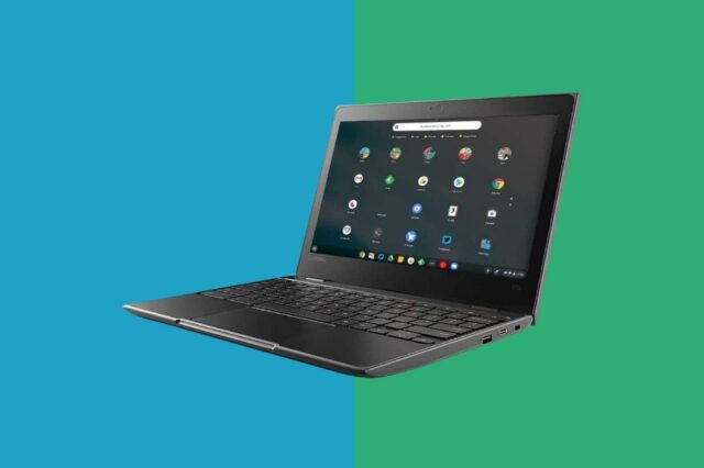 Um Chromebook Lenovo cinza com vista aérea de um lago e montanhas na tela.