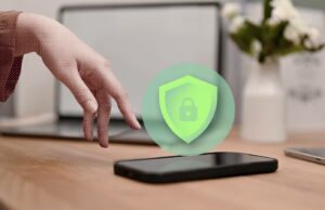 Encontrei a única configuração de segurança que realmente mantém meus amigos intrometidos afastados Ilustração do gerenciador de senhas do Google com o logotipo do Google e sinais de alerta ao redor.