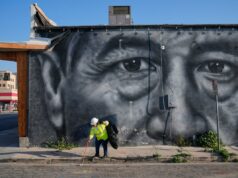 Enfrente abusadores como Cesar Chavez Trabalhadores retirando um busto de Cesar Chavez de um parque.