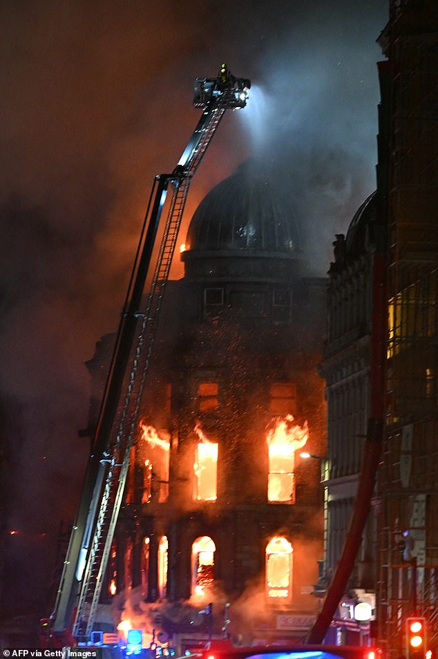 Enormes pátios de bombeiros de Glasgow Central causam caos: a A Union Street de Glasgow foi fechada depois que o incêndio eclodiu em um prédio adjacente à Estação Central de Glasgow