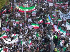 Enquanto chovem ataques aéreos sobre o regime iraniano, poderá uma oposição fragmentada unir-se para liderar caso caia? Enquanto chovem ataques aéreos sobre o regime iraniano, poderá uma oposição fragmentada unir-se para liderar caso caia?