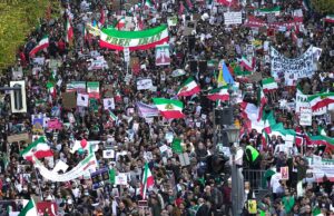 Enquanto chovem ataques aéreos sobre o regime iraniano, poderá uma oposição fragmentada unir-se para liderar caso caia? Enquanto chovem ataques aéreos sobre o regime iraniano, poderá uma oposição fragmentada unir-se para liderar caso caia?