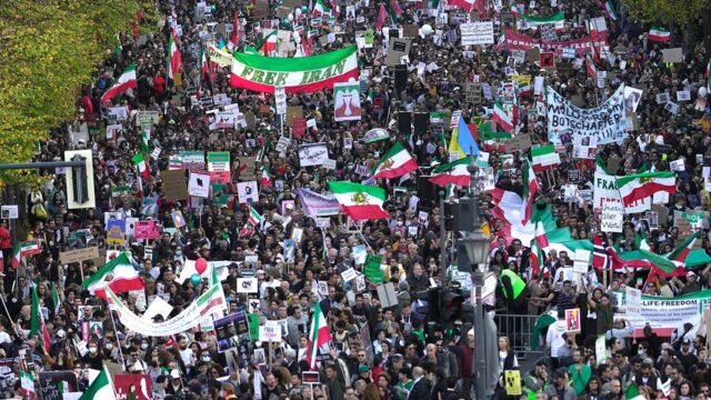 Enquanto chovem ataques aéreos sobre o regime iraniano, poderá uma oposição fragmentada unir-se para liderar caso caia?
