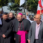 Enviado do Vaticano visita igreja libanesa após padre ser morto em bombardeio