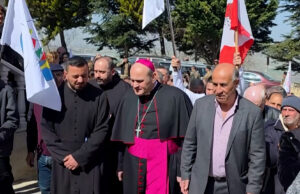 Enviado do Vaticano visita igreja libanesa após padre ser morto em bombardeio Enviado do Vaticano visita igreja libanesa após padre ser morto em bombardeio