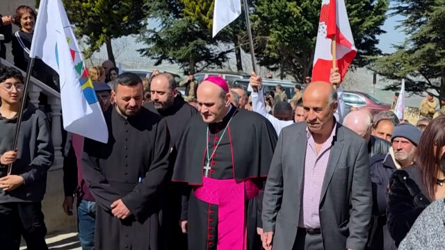 Enviado do Vaticano visita igreja libanesa após padre ser morto em bombardeio
