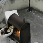 Equador expulsa diplomatas cubanos, funcionários da embaixada são pegos queimando documentos no telhado