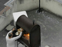 Equador expulsa diplomatas cubanos, funcionários da embaixada são pegos queimando documentos no telhado Equador expulsa diplomatas cubanos, funcionários da embaixada são pegos queimando documentos no telhado