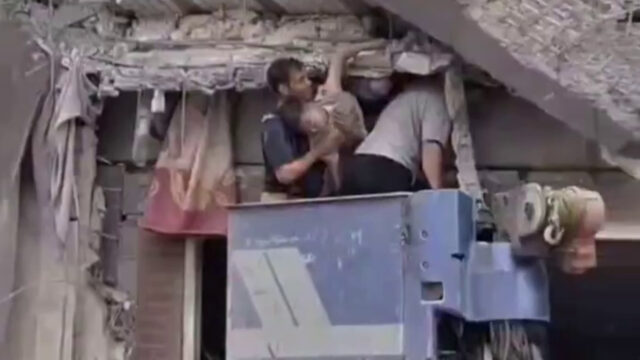 Equipes de resgate correm para salvar vidas após ataque com mísseis no sul de Teerã
