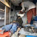 Equipes de resgate recuperam corpos após ataque aéreo mortal em hospital de Cabul