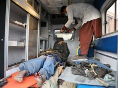 Equipes de resgate recuperam corpos após ataque aéreo mortal em hospital de Cabul Equipes de resgate recuperam corpos após ataque aéreo mortal em hospital de Cabul