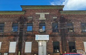 Escola católica fechada recebendo um novo propósito em área movimentada da maior cidade de NJ Galhos de árvores da Escola Secundária St.