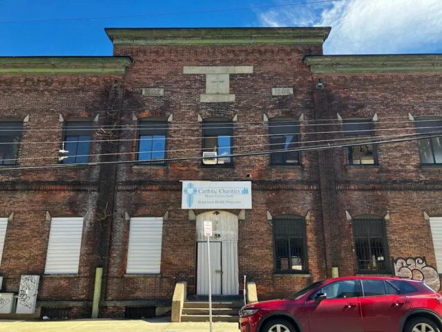 Escola católica fechada recebendo um novo propósito em área movimentada Galhos de árvores da Escola Secundária St.