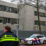 Policiais perto de uma escola judaica após uma explosão em Amsterdã.