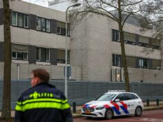 Escola judaica bombardeada em Amsterdã enquanto violência antissemita abala o país Policiais perto de uma escola judaica após uma explosão em Amsterdã.