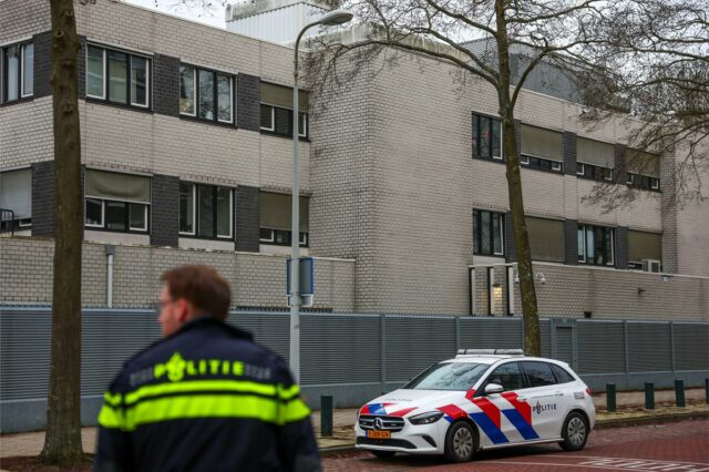 Escola judaica bombardeada em Amsterdã enquanto violência antissemita abala o Policiais perto de uma escola judaica após uma explosão em Amsterdã.