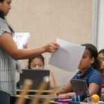Um pôster mostrando o Trump Gold Card é retratado enquanto o presidente Donald Trump fala no Salão Oval da Casa Branca, sexta-feira, 19 de setembro de 2025, em Washington. (Foto AP/Alex Brandon)