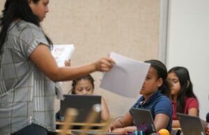 Escolas e hospitais rurais sofrem com Trump Um pôster mostrando o Trump Gold Card é retratado enquanto o presidente Donald Trump fala no Salão Oval da Casa Branca, sexta-feira, 19 de setembro de 2025, em Washington. (Foto AP/Alex Brandon)