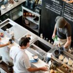 Especialista em etiqueta revela cinco hábitos comuns em cafeterias que os clientes precisam abandonar