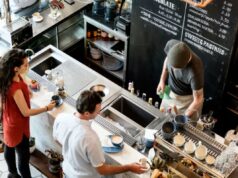 Especialista em etiqueta revela cinco hábitos comuns em cafeterias que os clientes precisam abandonar Especialista em etiqueta revela cinco hábitos comuns em cafeterias que os clientes precisam abandonar