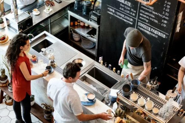 Especialista em etiqueta revela cinco hábitos comuns em cafeterias que os clientes precisam abandonar
