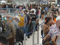 Esperas de quatro horas, filas na porta: aeroportos dos EUA prejudicados pelo fechamento Michael Koziol