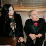 A mulher ao lado de Davis é mãe de dois filhos, a hipnoterapeuta qualificada Philippa Morris, a quem Davis prestou homenagem na cerimônia do Bafta do ano passado.