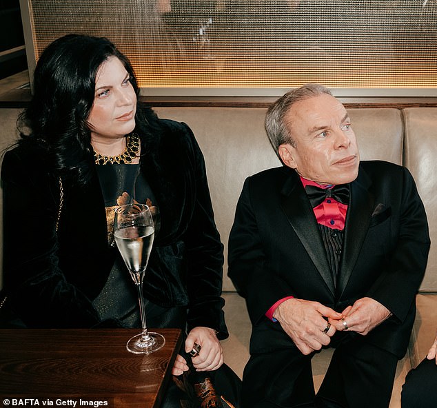 'Esponja' de Warwick Davis revelou: Novo amor que ajudou a A mulher ao lado de Davis é mãe de dois filhos, a hipnoterapeuta qualificada Philippa Morris, a quem Davis prestou homenagem na cerimônia do Bafta do ano passado.