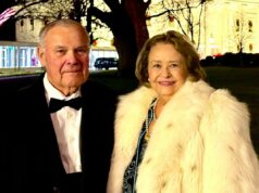 Esposa do deputado de Indiana Jim Baird morre de ‘complicações’ causadas por ferimentos sofridos em um acidente de carro em janeiro Esposa do deputado de Indiana Jim Baird morre de 'complicações' causadas por ferimentos sofridos em um acidente de carro em janeiro