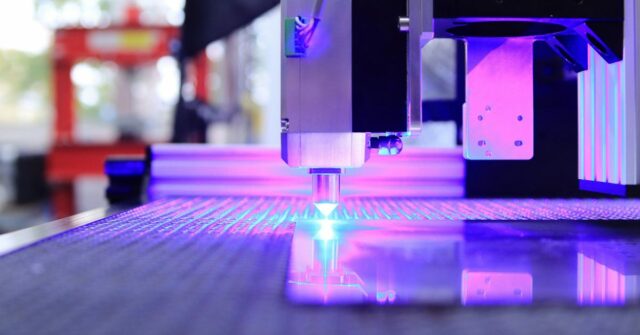 Dois novos processos de fabricação inteligentes são bons para a Apple e para o meio ambiente | Foto meramente ilustrativa de uma máquina CNC