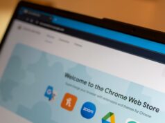 Esta popular extensão do Chrome para salvar imagens acabou de ser sinalizada como malware smartphone com imagens em um site em cima de um jornal