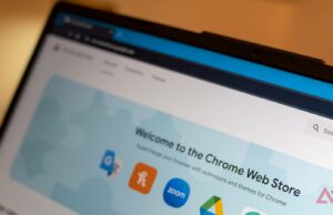 Esta popular extensão do Chrome para salvar imagens acabou de ser sinalizada como malware smartphone com imagens em um site em cima de um jornal