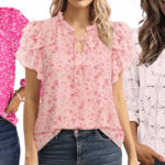 Therese Hellström @tesshell usa óculos de sol gatinho branco, vestido midi de lã listrado multicolorido com mangas compridas, bolsa Hermes de couro marrom, sapatos verdes de bico fino com pérolas metálicas, em 08 de abril de 2021 em Paris, França.