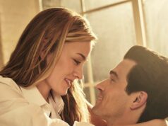 Estas são as 10 músicas mais tocadas da trilha sonora de ‘Love Story’, segundo o Spotify Sarah Pidgeon como Carolyn Bessette Kennedy e Paul Kelly como John F. Kennedy Jr.