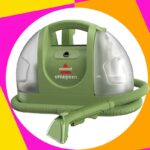 Limpador de carpete portátil Bissell Little Green com acessórios e um frasco de solução de limpeza.