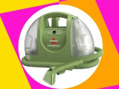 Este aspirador favorito dos fãs abaixo de US $ 100 não sairá da lista dos mais vendidos porque é muito bom Limpador de carpete portátil Bissell Little Green com acessórios e um frasco de solução de limpeza.