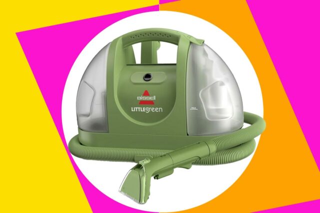 Limpador de carpete portátil Bissell Little Green com acessórios e um frasco de solução de limpeza.
