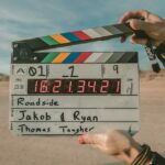 Este atalho encontra todos os seus vídeos longos para proteger o armazenamento do seu iPhone | A foto mostra uma ripa de filme digital em um deserto