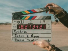 Este atalho encontra todos os seus vídeos longos para liberar armazenamento do iPhone Este atalho encontra todos os seus vídeos longos para proteger o armazenamento do seu iPhone | A foto mostra uma ripa de filme digital em um deserto