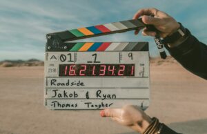 Este atalho encontra todos os seus vídeos longos para liberar armazenamento do iPhone Este atalho encontra todos os seus vídeos longos para proteger o armazenamento do seu iPhone | A foto mostra uma ripa de filme digital em um deserto