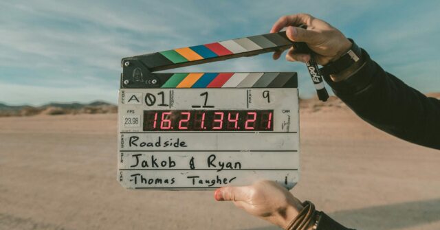 Este atalho encontra todos os seus vídeos longos para liberar Este atalho encontra todos os seus vídeos longos para proteger o armazenamento do seu iPhone | A foto mostra uma ripa de filme digital em um deserto