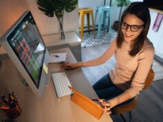 Este bilionário está vendendo Amazon e Microsoft e comprando este impressionante estoque de IA em mais de 1.200% desde 2023 Uma pessoa usa um desktop e um tablet.