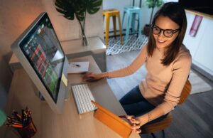 Este bilionário está vendendo Amazon e Microsoft e comprando este impressionante estoque de IA em mais de 1.200% desde 2023 Uma pessoa usa um desktop e um tablet.