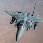 F-15E Strike Eagle e F/A-18 Super Hornet em vôo