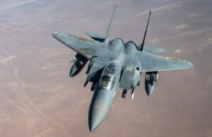 Este caça a jato americano nunca perdeu uma batalha aérea, mas acabou de ser abatido F-15E Strike Eagle e F/A-18 Super Hornet em vôo