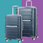 Duas malas Samsonite, uma menor e outra maior, ambas azuis com superfícies texturizadas e detalhes prateados.