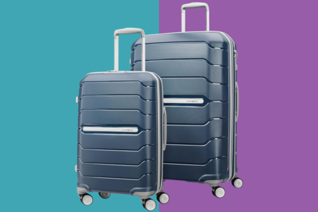 Duas malas Samsonite, uma menor e outra maior, ambas azuis com superfícies texturizadas e detalhes prateados.