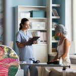 Médica com prancheta discute o tratamento do câncer com uma mulher de meia idade usando um lenço na cabeça e uma fita rosa.