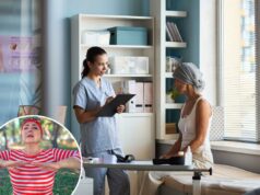 Este controverso tratamento contra o câncer de mama aumenta o risco de morte em 400% Médica com prancheta discute o tratamento do câncer com uma mulher de meia idade usando um lenço na cabeça e uma fita rosa.