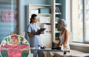 Este controverso tratamento contra o câncer de mama aumenta o risco de morte em 400% Médica com prancheta discute o tratamento do câncer com uma mulher de meia idade usando um lenço na cabeça e uma fita rosa.